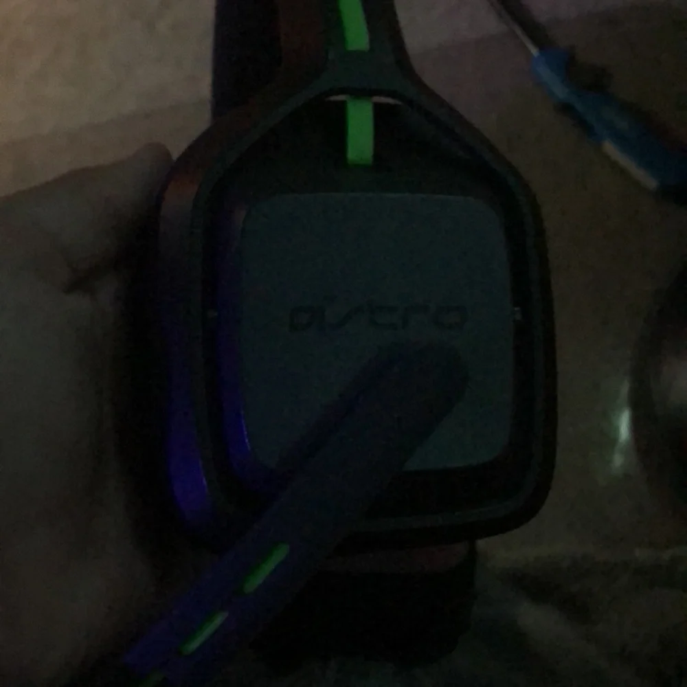 Wireless gaming headphones and mic